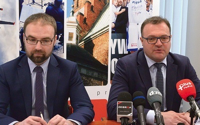 ▲	O organizacji i przebiegu akcji mówi Radosław Witkowski. Z lewej Mateusz Tyczyński.