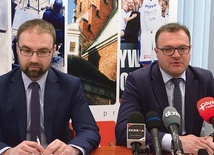 ▲	O organizacji i przebiegu akcji mówi Radosław Witkowski. Z lewej Mateusz Tyczyński.