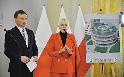 ◄	Minister sprawiedliwości Zbigniew Ziobro i aktorka podczas konferencji o wsparciu finansowym dla nowej placówki. 