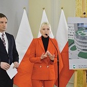 ◄	Minister sprawiedliwości Zbigniew Ziobro i aktorka podczas konferencji o wsparciu finansowym dla nowej placówki. 