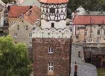 Przed wojną placówka mieściła się w Baszcie Tkaczy, w 1933 r. została przeniesiona do Zamku Piastów.