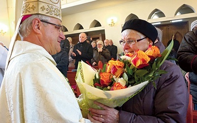 ▲	– Mamo, te kwiaty są dla ciebie. Nic więcej nie potrafię powiedzieć – mówił ze wzruszeniem duchowny.