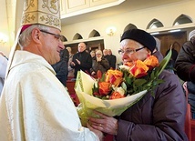 ▲	– Mamo, te kwiaty są dla ciebie. Nic więcej nie potrafię powiedzieć – mówił ze wzruszeniem duchowny.