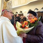 ▲	– Mamo, te kwiaty są dla ciebie. Nic więcej nie potrafię powiedzieć – mówił ze wzruszeniem duchowny.