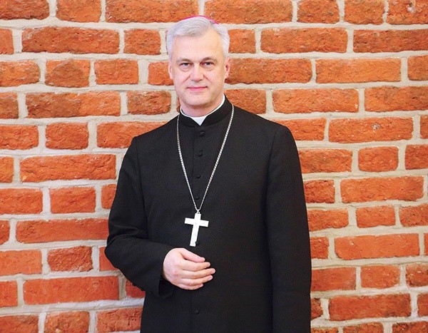 ◄	Ksiądz Wojciech Skibicki w chwili ogłoszenia decyzji papieża.