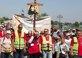 Pątnicy w drodze do św. Faustyny.