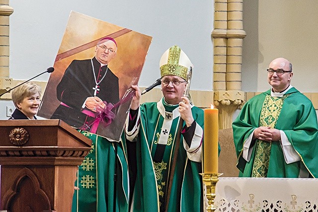 Arcybiskup Górzyński  otrzymał portret namalowany przez jednego z więźniów.