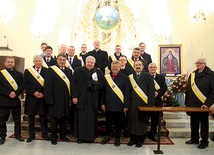 Członkowie KofC z kapelanem ks. Zbigniewem Guzym i kustoszem ks. Stanisławem Bilskim przy ikonie.