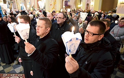 Modlitwa różańcowa  z lampionami.