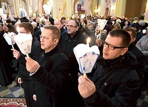 Modlitwa różańcowa  z lampionami.