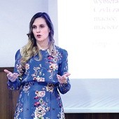 Magdalena Kleczyńska z Bochni prezentowała skierowany  do kobiet, a realizowany w Tarnowie projekt „Obdarowana”.