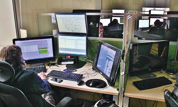 101 operatorów przyjmuje telefony w podziemiach Urzędu Wojewódzkiego w Katowicach.