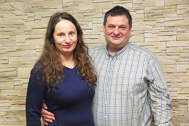 Angelika i Tomasz Urbanowie byli kiedyś o włos od rozstania, ale uratowały ich spotkania wspólnoty Domowego Kościoła.