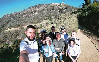 Maciek (pierwszy z lewej) z kolegami i koleżankami w Los Angeles.