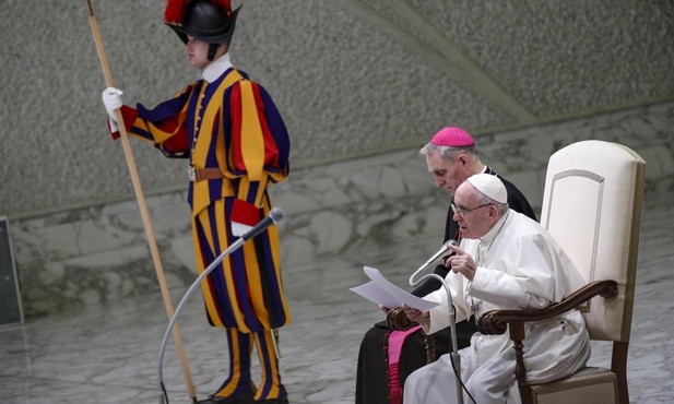Papież: Nie można przeżyć całego życia, oskarżając Kościół