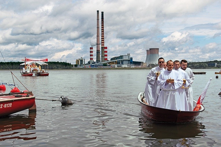 Szafarze podczas Mszy św. na Zalewie Rybnickim.