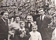 Agnieszka Urban ( w chustce) wraz z córką Wiktorią i jej rodziną.