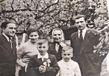 Agnieszka Urban ( w chustce) wraz z córką Wiktorią i jej rodziną.