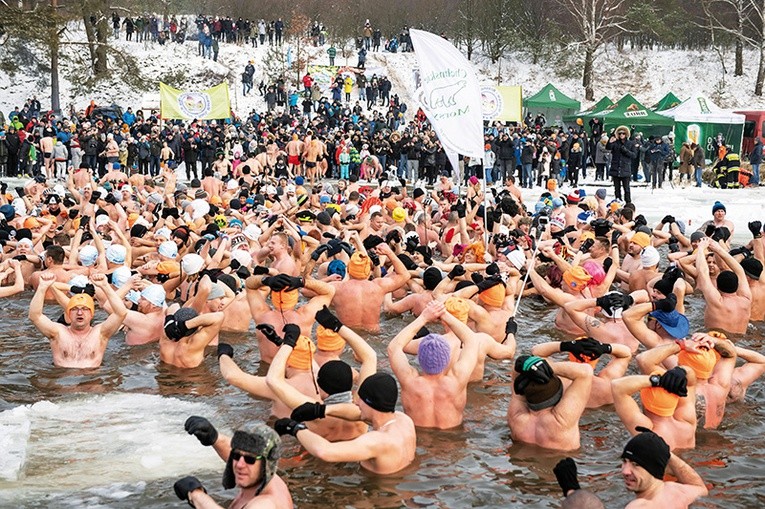 27.01.2019. Morsy z klubu w Krasnymstawie próbują pobić rekord w jednoczesnym wykąpaniu się w zalewie w Tuligłowach.  Do lodowatej wody wskoczyły 464 osoby.