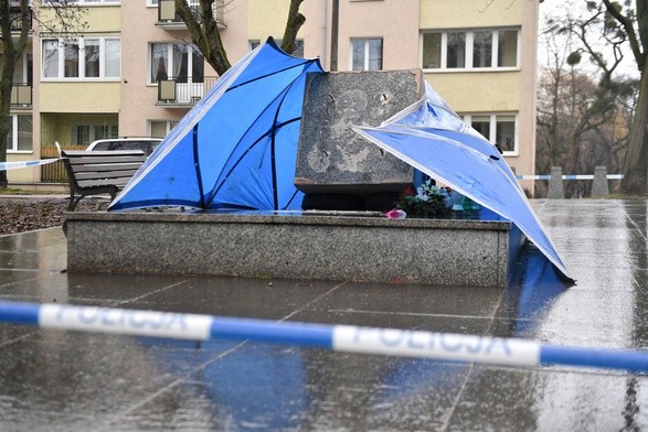 Rzecznik praw obywatelskich i władze Gdańska krytykują obalenie pomnika ks. Jankowskiego