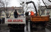 W centrum Gdańska przewrócono pomnik ks. Jankowskiego.