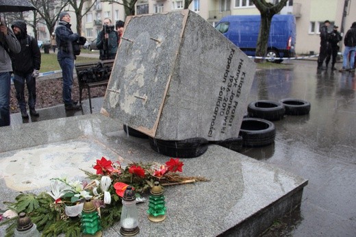 W centrum Gdańska przewrócono pomnik ks. Jankowskiego.