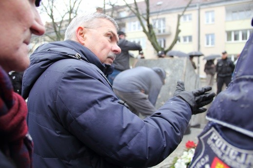W centrum Gdańska przewrócono pomnik ks. Jankowskiego.
