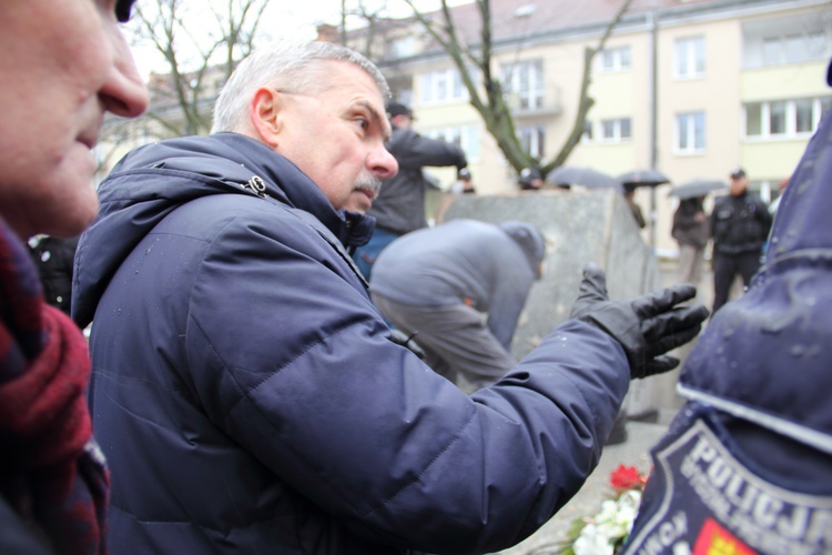 W centrum Gdańska przewrócono pomnik ks. Jankowskiego.