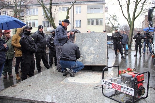 W centrum Gdańska przewrócono pomnik ks. Jankowskiego.