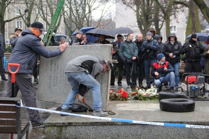 W centrum Gdańska przewrócono pomnik ks. Jankowskiego.