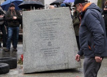 W centrum Gdańska przewrócono pomnik ks. Jankowskiego.