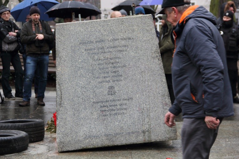 W centrum Gdańska przewrócono pomnik ks. Jankowskiego.