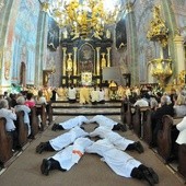 Dlaczego poszli za Nim? Świadectwa księży i sióstr zakonnych o swoim powołaniu