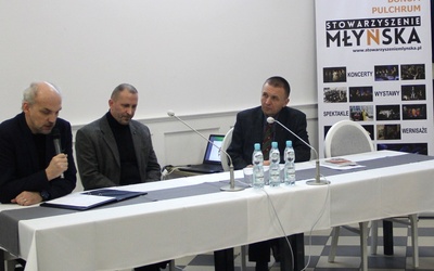 Spotkanie z Grzegorzem Izbickim (w środku) i Robertem Wiraszką prowadził wiceprezes stowarzyszenia Wojciech Sałek (z lewej)