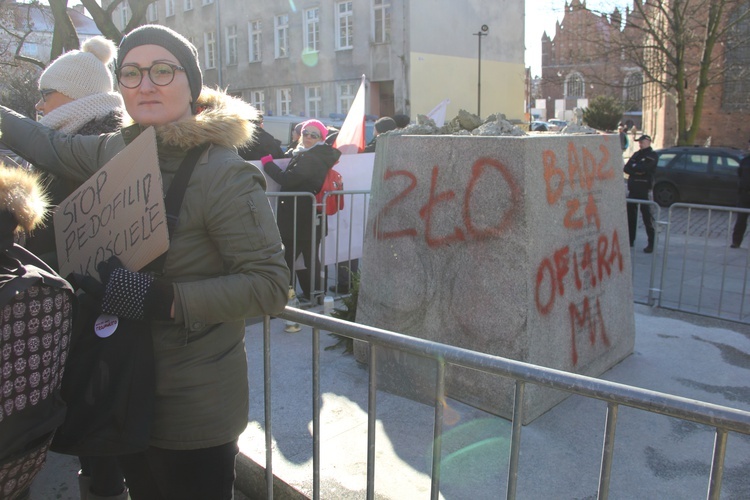 Zwolennicy i przeciwnicy ks. prałata H. Jankowskiego pod jego obalonym pomnikiem