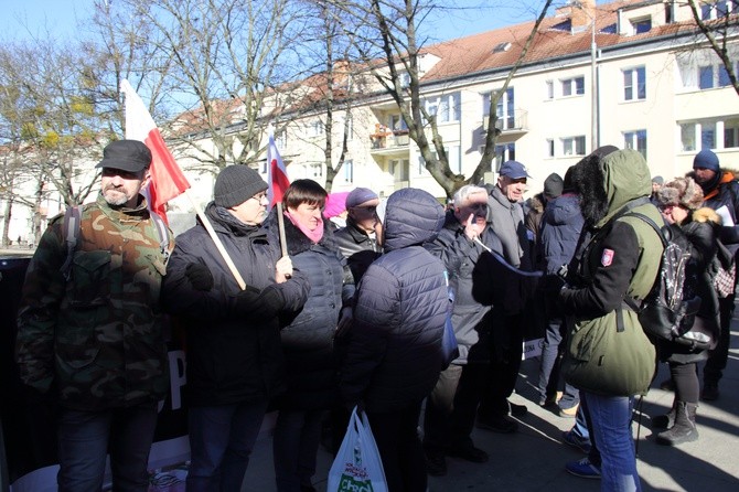 Zwolennicy i przeciwnicy ks. prałata H. Jankowskiego pod jego obalonym pomnikiem