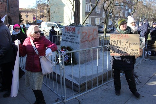 Zwolennicy i przeciwnicy ks. prałata H. Jankowskiego pod jego obalonym pomnikiem