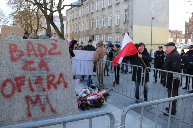 Zwolennicy i przeciwnicy ks. prałata H. Jankowskiego pod jego obalonym pomnikiem