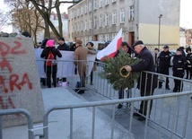 Zwolennicy i przeciwnicy ks. prałata H. Jankowskiego pod jego obalonym pomnikiem