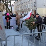 Zwolennicy i przeciwnicy ks. prałata H. Jankowskiego pod jego obalonym pomnikiem