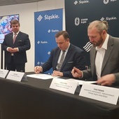 Jakub Chełstowski i Tomasz Majewski podpisują list intencyjny