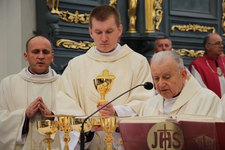 Bp Alojzy Orszulik w obiektywie "Gościa Łowickiego"