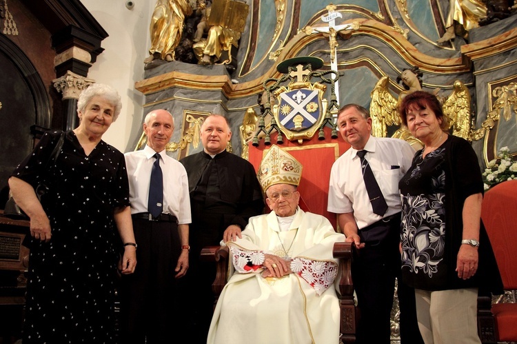 Bp Alojzy Orszulik w obiektywie "Gościa Łowickiego"