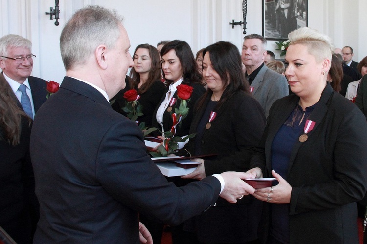 Wręczenie medalu "Za długoletnią służbę"