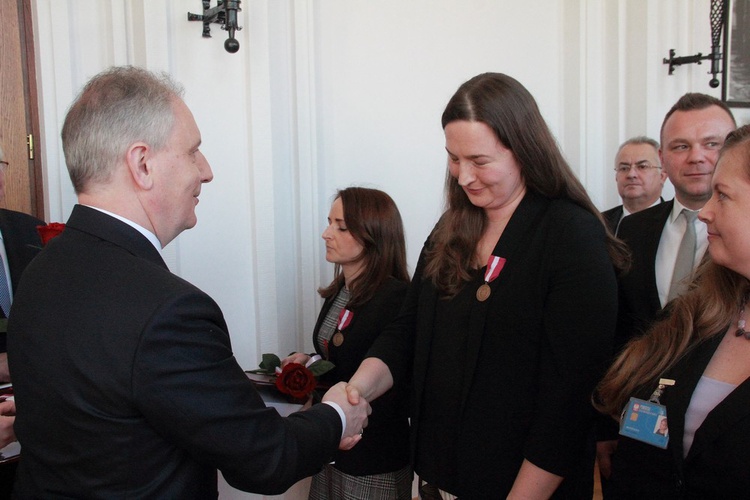 Wręczenie medalu "Za długoletnią służbę"