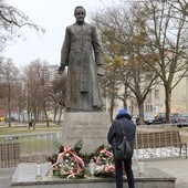 Pomnik ks. Jankowskiego stoi niezgodnie z prawem - twierdzą władze Gdańska