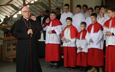 Abp Wiktor Skworc i ministranci dekanatu Kochłowice