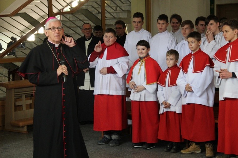 Abp Wiktor Skworc i ministranci dekanatu Kochłowice