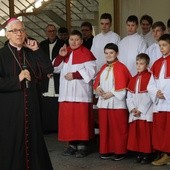 Abp Wiktor Skworc i ministranci dekanatu Kochłowice