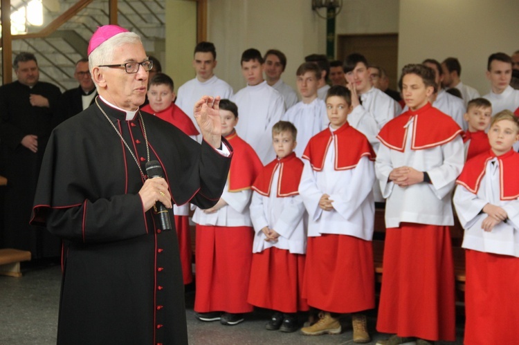 Abp Wiktor Skworc i ministranci dekanatu Kochłowice